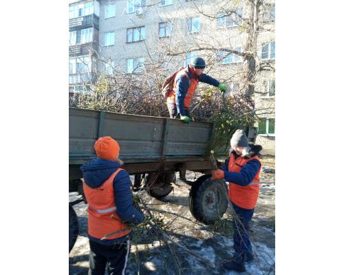 По місту Первомайський тривають планові роботи з кронування та санітарної обрізки дерев.