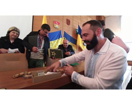 Депутати в вишиванках, молитва за Україну та розбір сухих пайків для армії  Все це відбувалось сьогодні під час чергової сесії міської ради.  